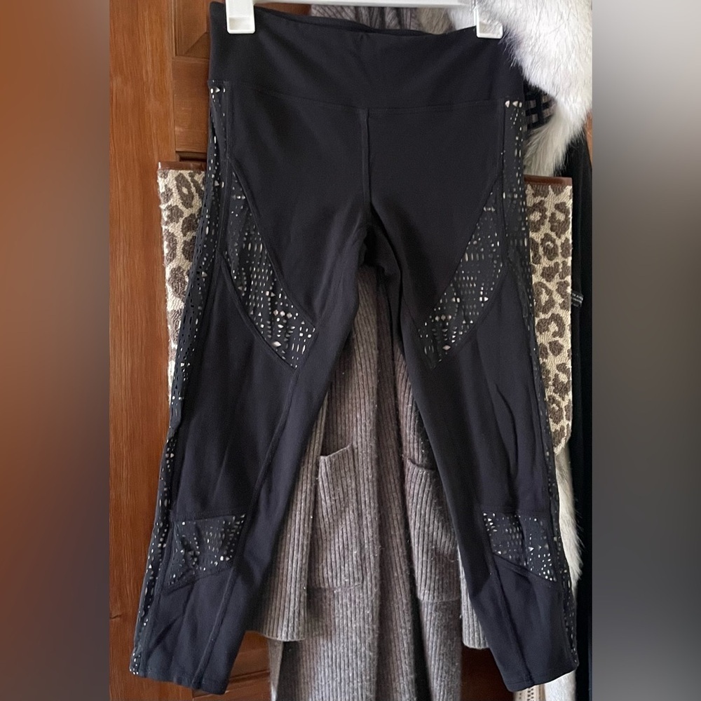 Alo Black Athletic Yoga Capri Leggings with Laser-Cut Mesh Panels